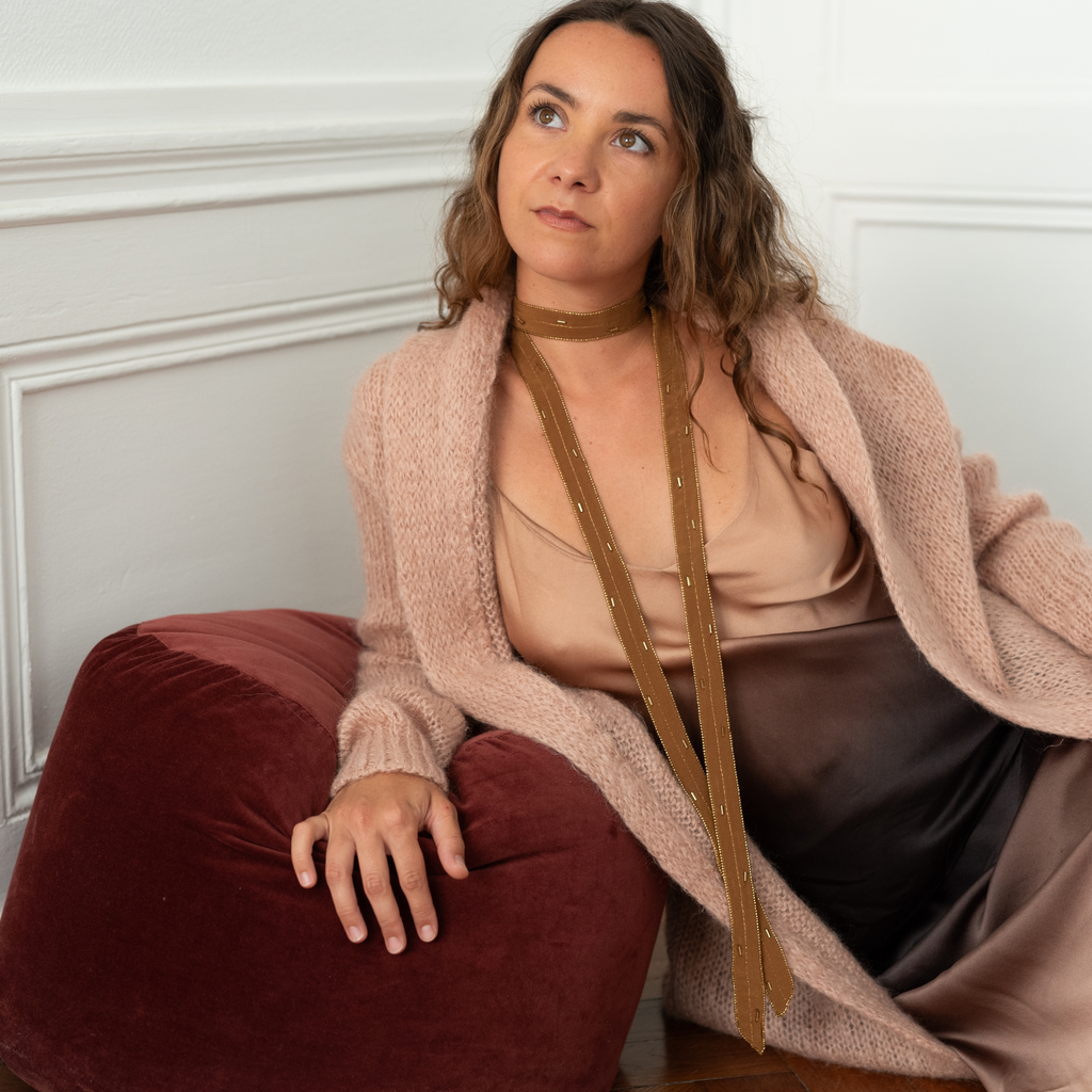 Sautoir Mini Camel – Bijou-textile en soie